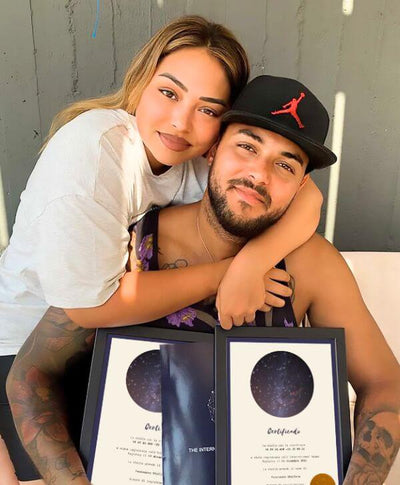 Pareja con sus certificados de estrella